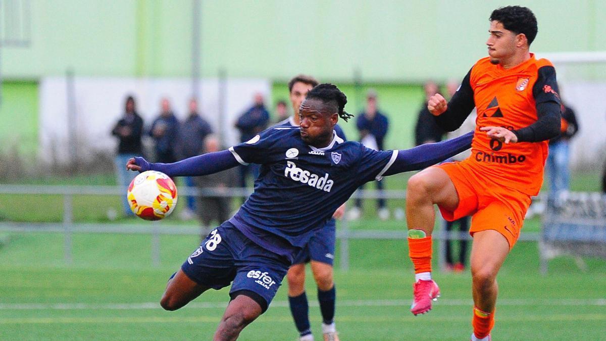 Mohamed Ange golpea el balón durante el último encuentro ante el Sámano