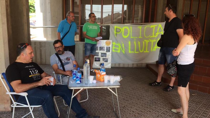 Protesta dels policies de Sant Joan, el juny del 2017, abans de l&#039;inici de les negociacions