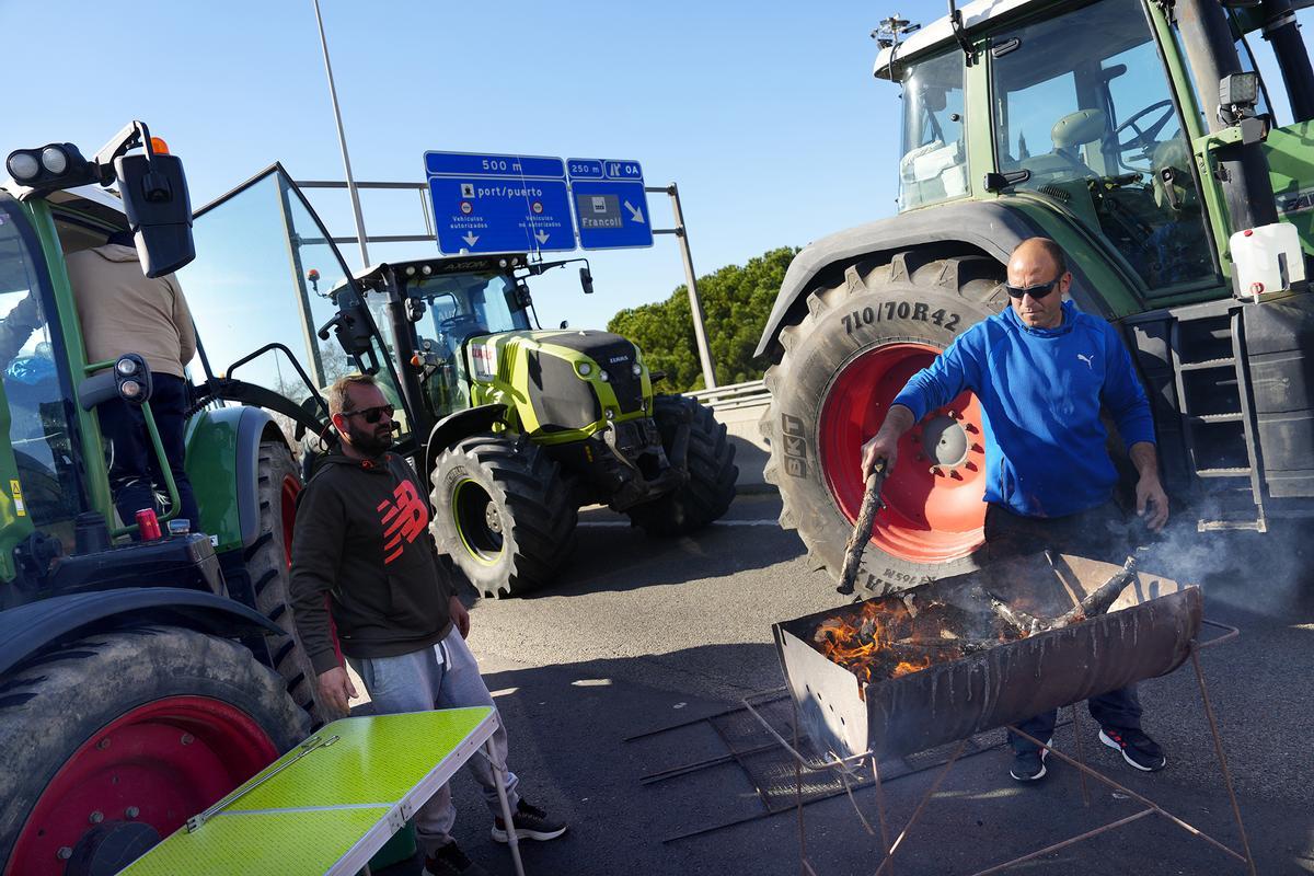 Los tractores bloquean el acceso al puerto de Tarragona