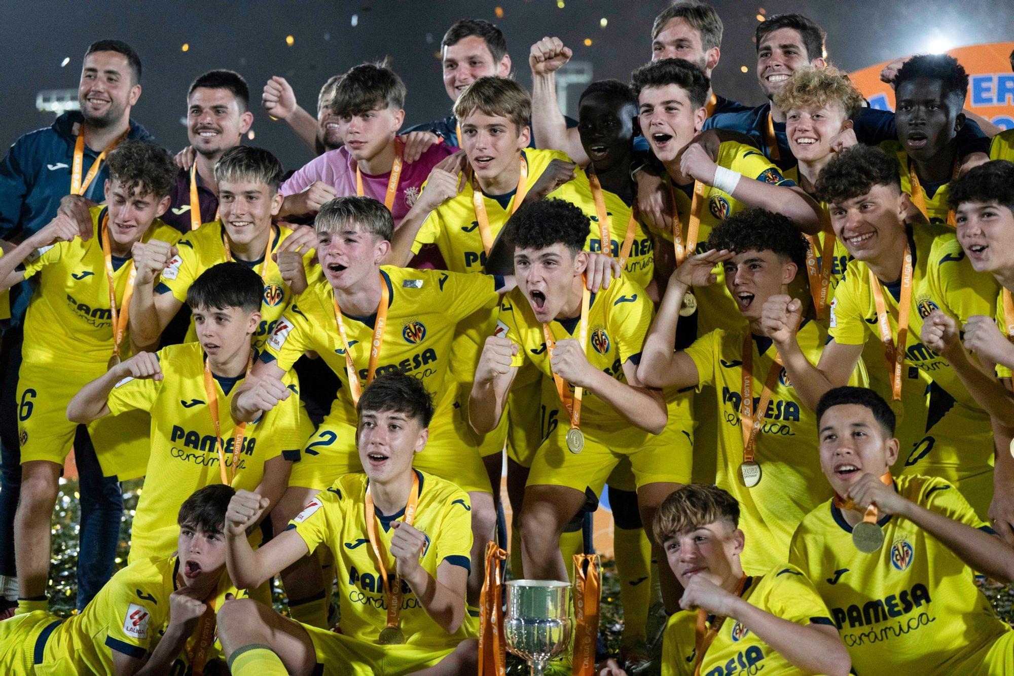 Los jugadores del Villarreal posan con el trofeo de campeones.