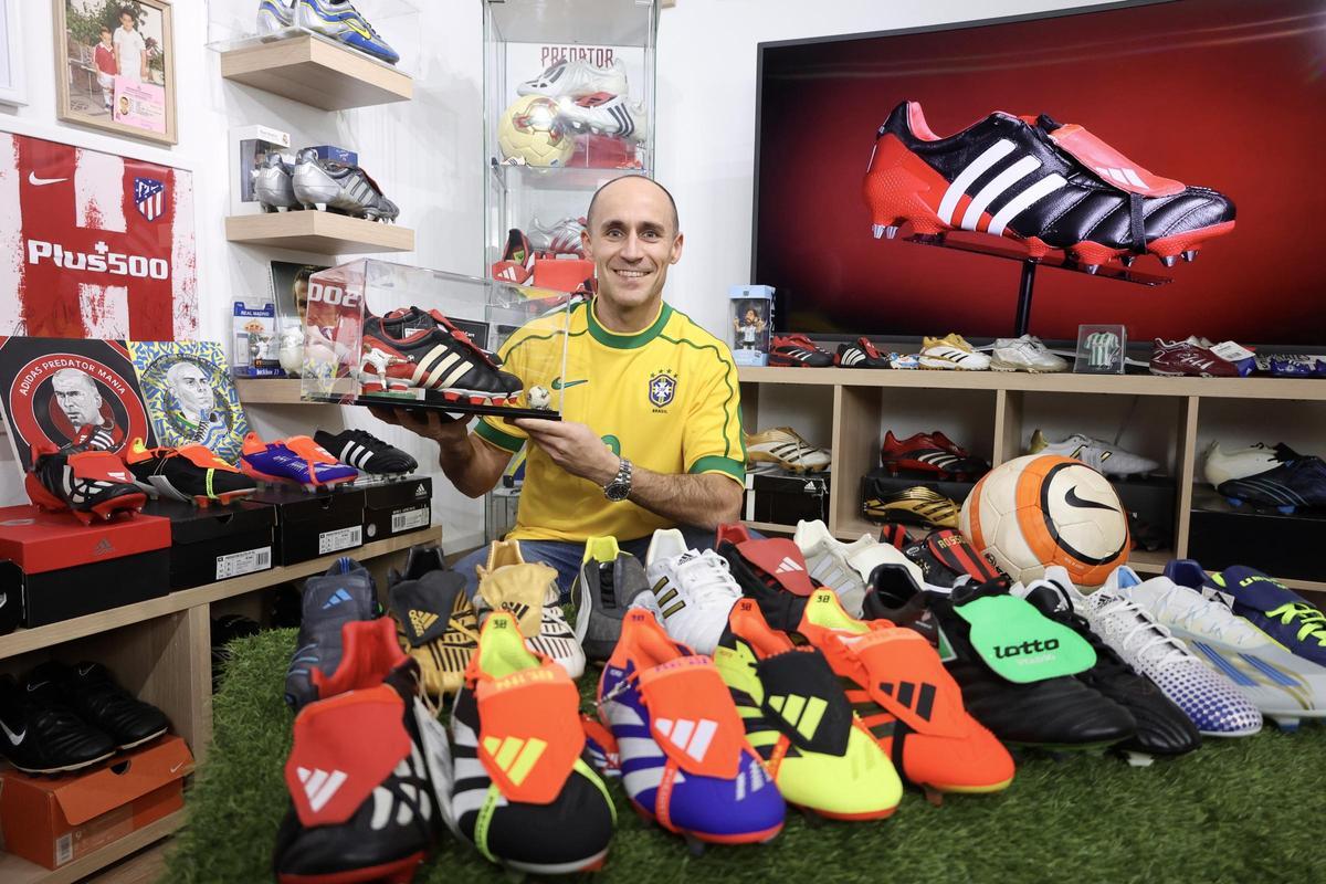 Alberto Brocal, en el museo que tiene en su domicilio