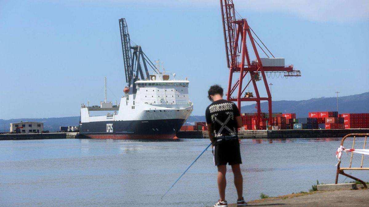 Un buque «ro-ro» en el Puerto de Vilagarcía, en abril pasado.