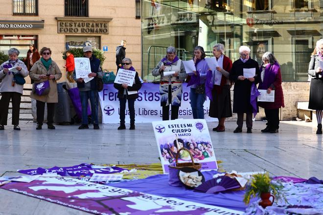 En imágenes | El movimiento Revuelta de las Mujeres en la Iglesia alza la voz en Zaragoza por la igualdad