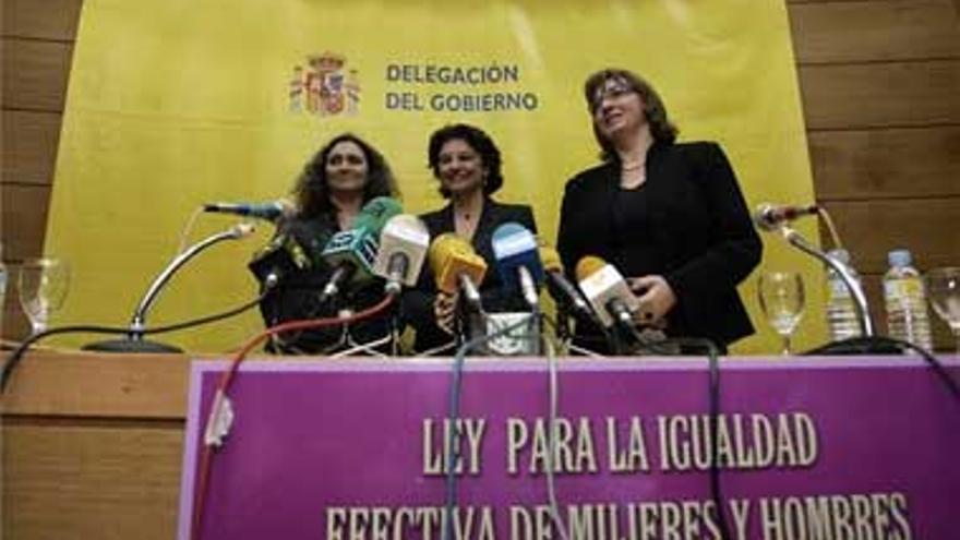 Gobierno central y Junta destacan en Mérida la importancia de la ley de igualdad de la mujer