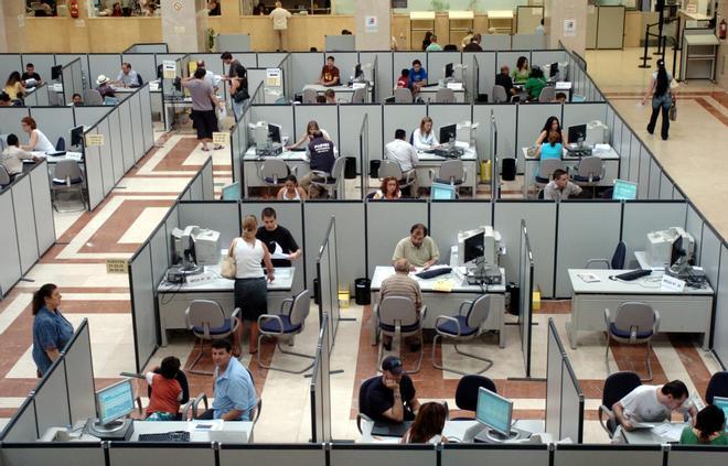 Vista de la Delegación Central de la Agencia Tributaria en Madrid, en el último día para presentar la Declaración Anual de la Renta. Foto archivo