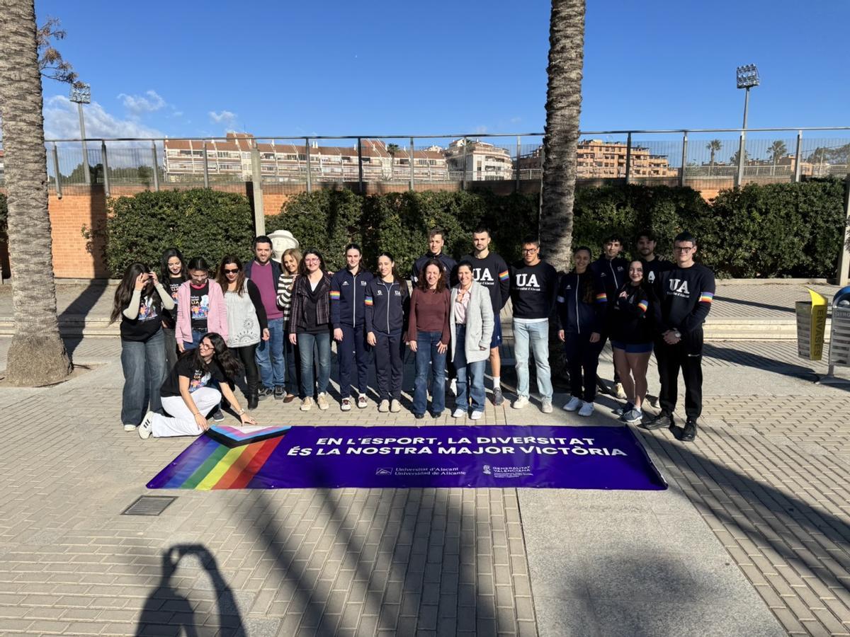 La vicerectora Carmen Vives ha posat amb esportistes de la UA i la pancarta que mostra el compromís de la Universitat d’Alacant contra l’LGTBI-fòbia en l’esport