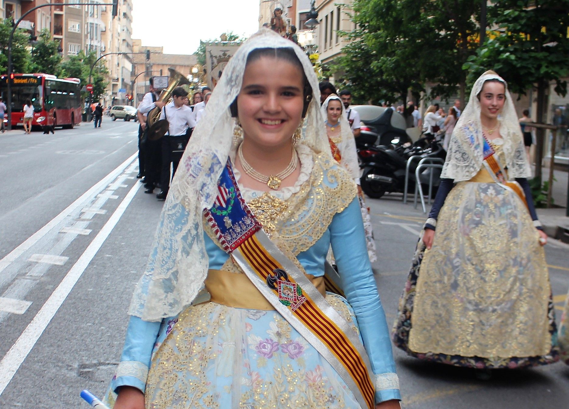 La calle San Vicente acoge la procesión "dels Xiquets" con tres generaciones falleras