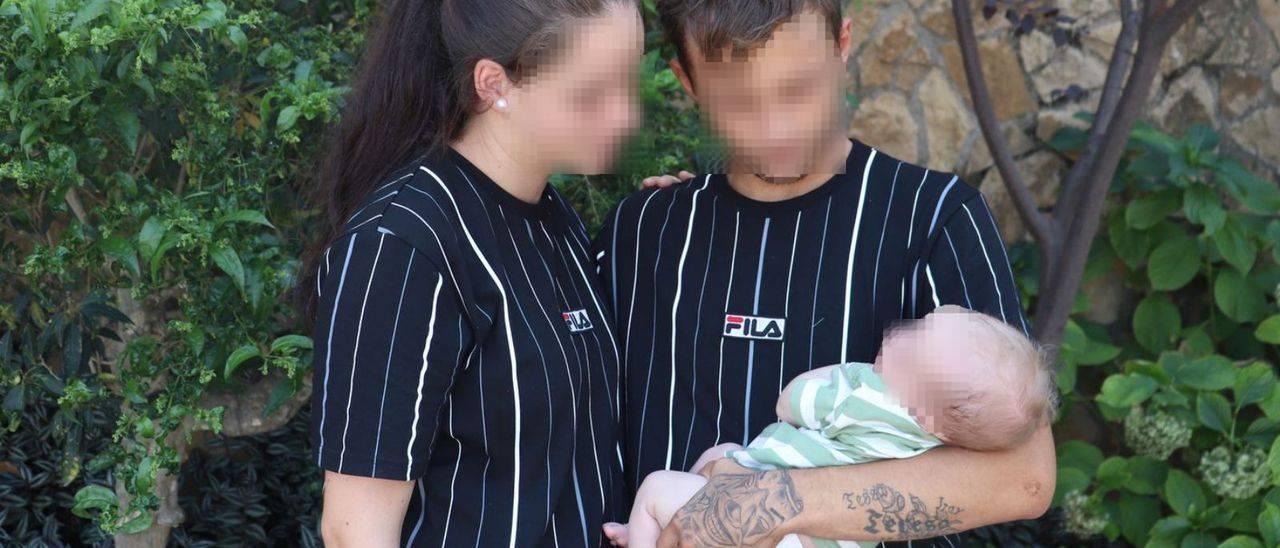 La víctima de los abusos junto a su pareja, con el bebé de menos de dos meses en brazos. | IGNACIO CABANES