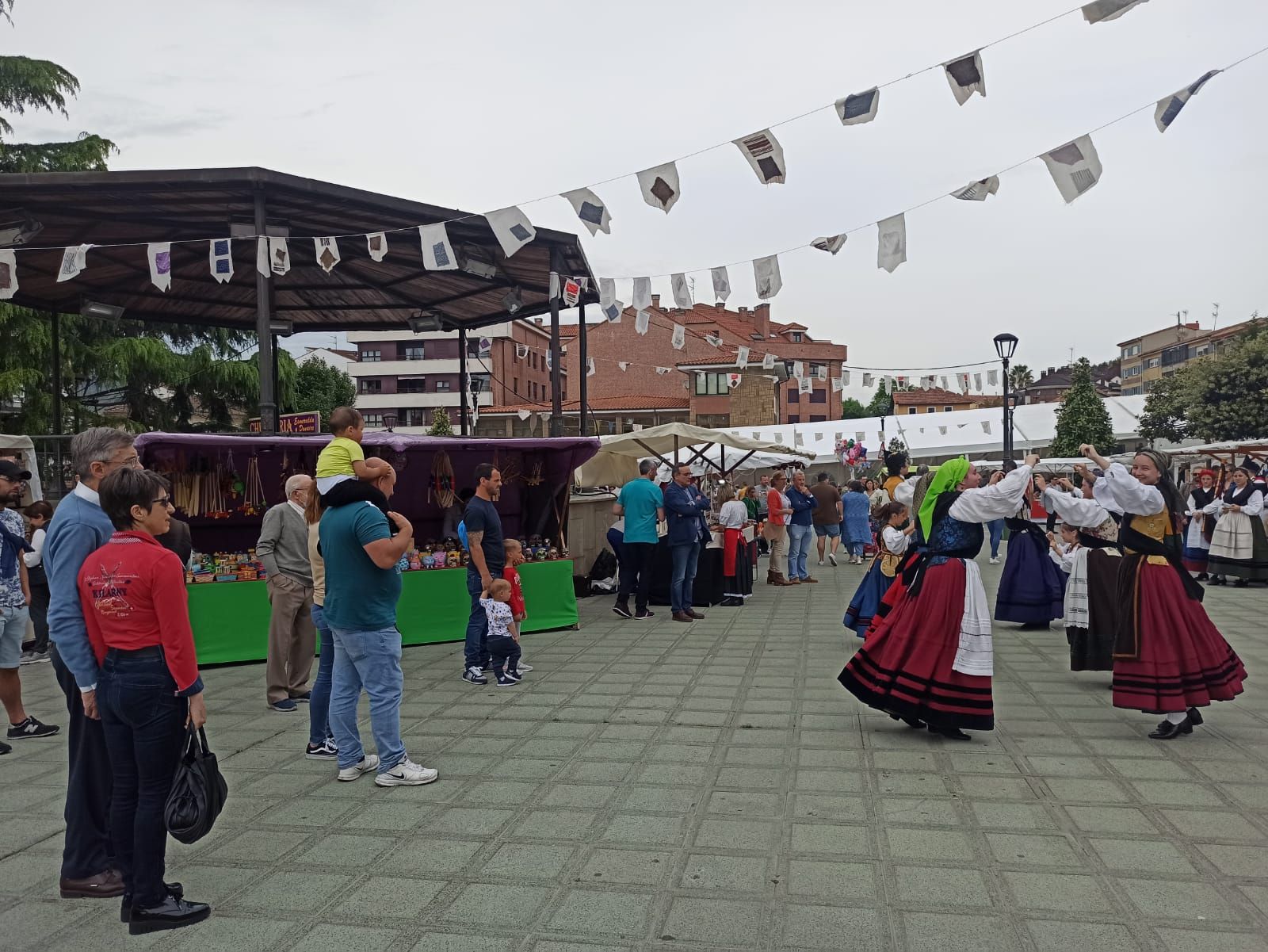 El mercado de San Isidro llena Posada de Llanera de tradición, música y niños