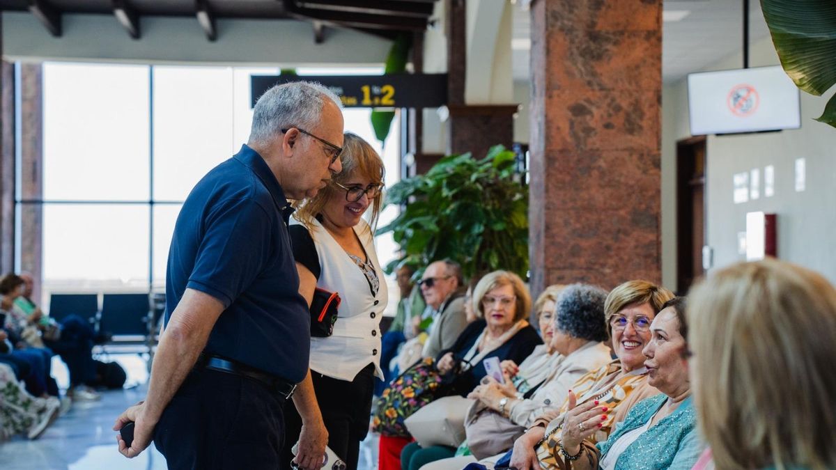 Casimiro Curbelo y Rosa Elena García hablan con una vecina que participa en este proyecto.