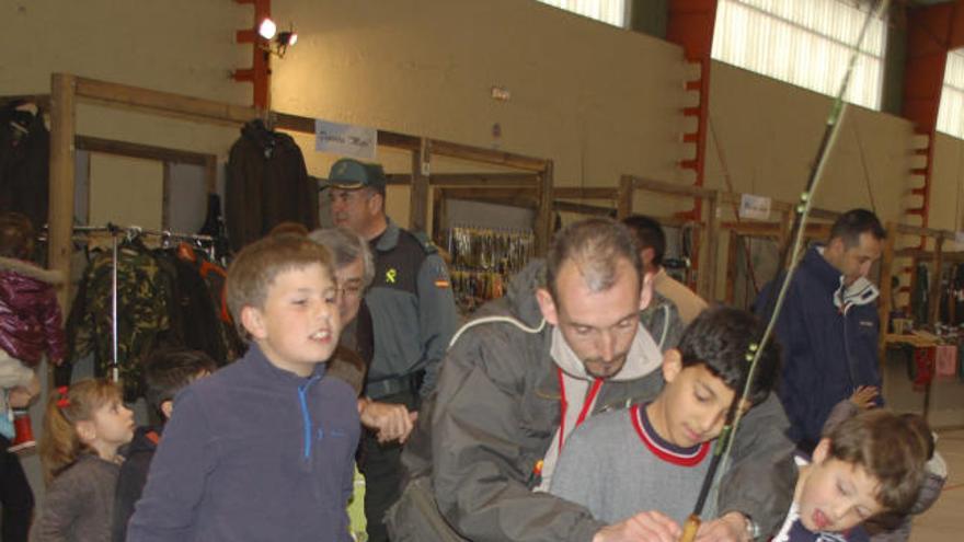 Un niño aprende los lances de la pesca deportiva.