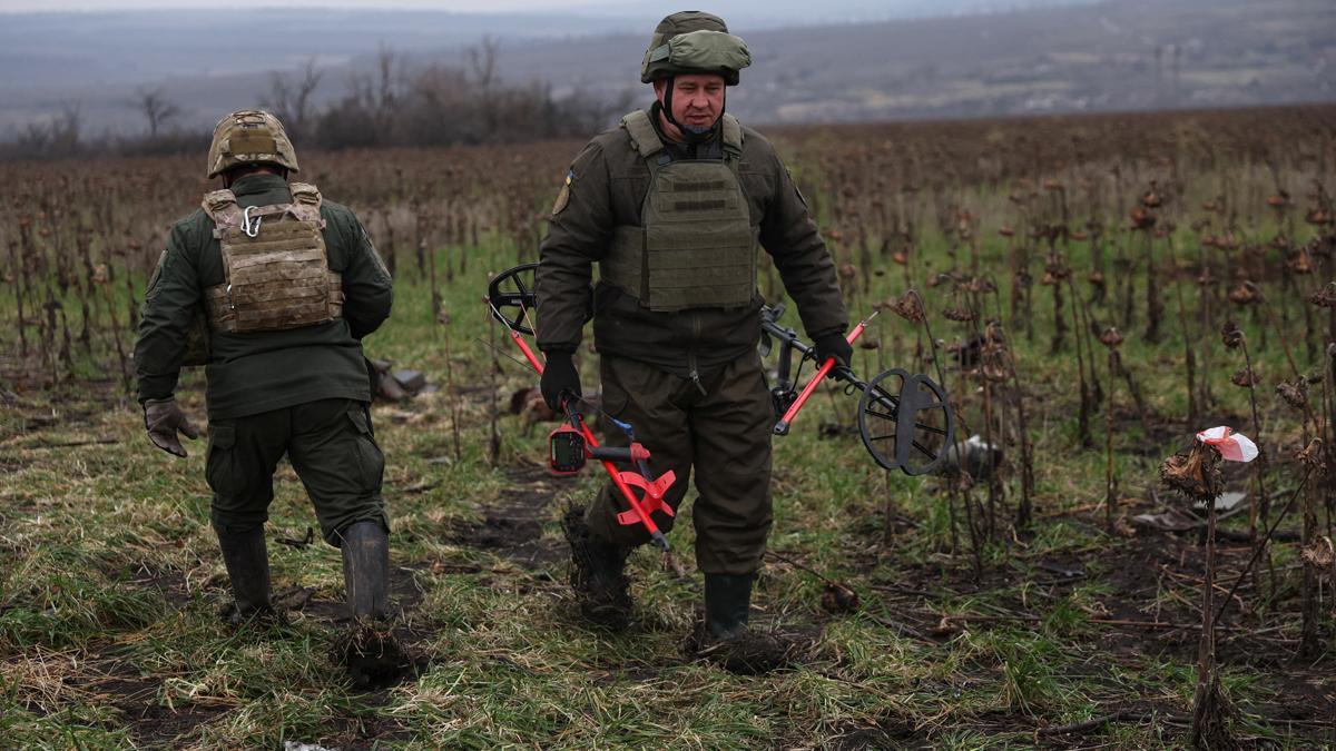 Miembros de la Guardia Nacional Ucraniana retiran minas de un campo en la región de Donetsk