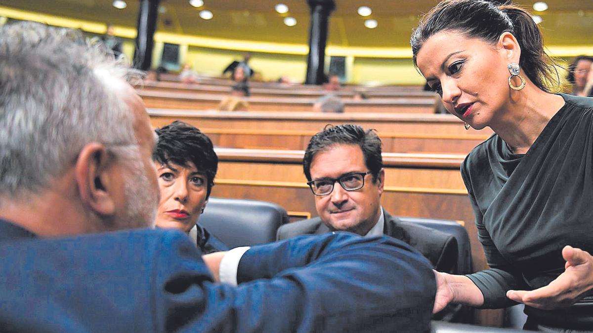 Ángel Víctor Torres habla en el Consegro con la ministra Elma Saiz, el ministro Óscar López y Sira Rego.