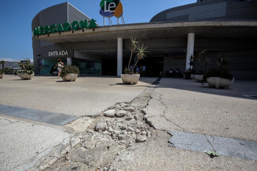 La central presenta un estado de dejadez total con suciedad acumulada y llena de desperfectos