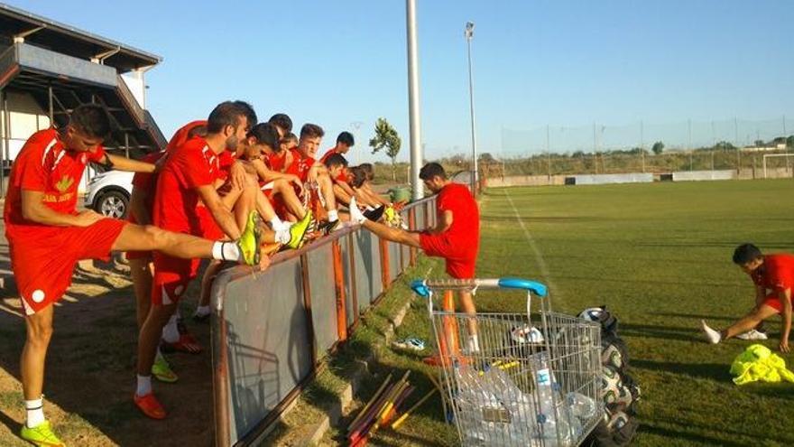 Los jugadores del Zamora CF realizando estiramientos en un entrenamiento.