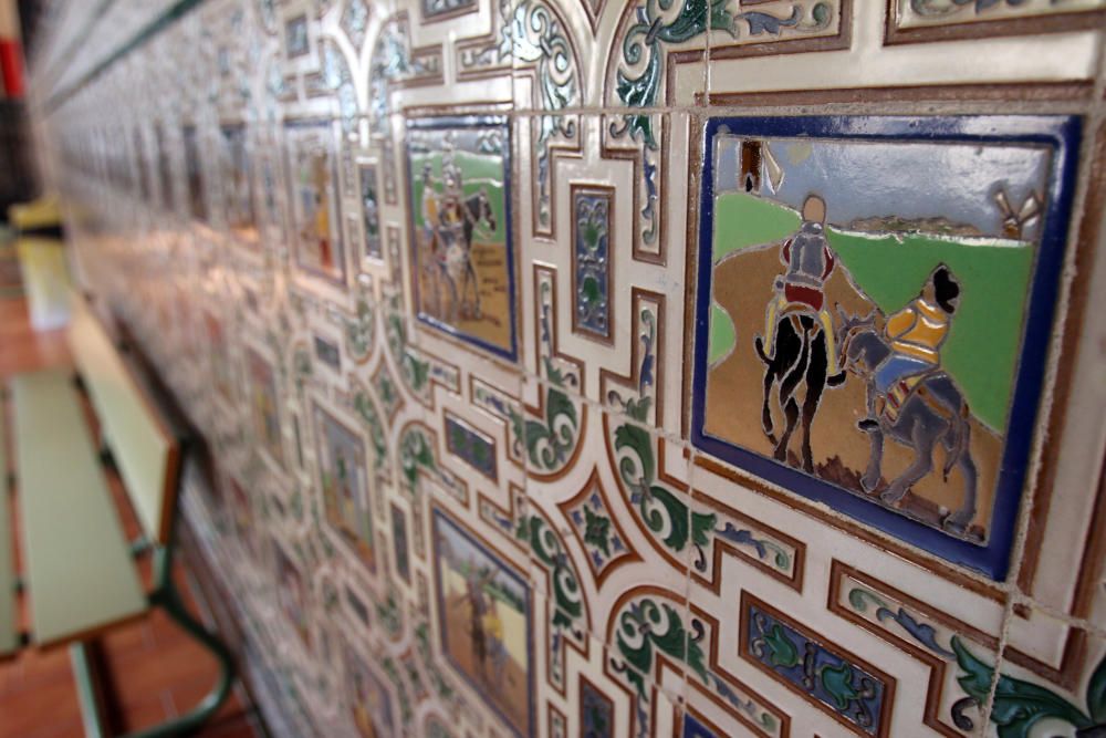 En el Instituto Gaona se encuentra la mayor colección mundial de azulejos sevillanos de la novela de Cervantes, instalados hacia 1933