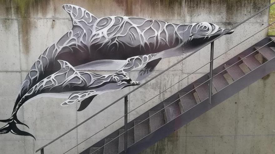 El grafit d´un dofí decora la biblioteca de Figueres