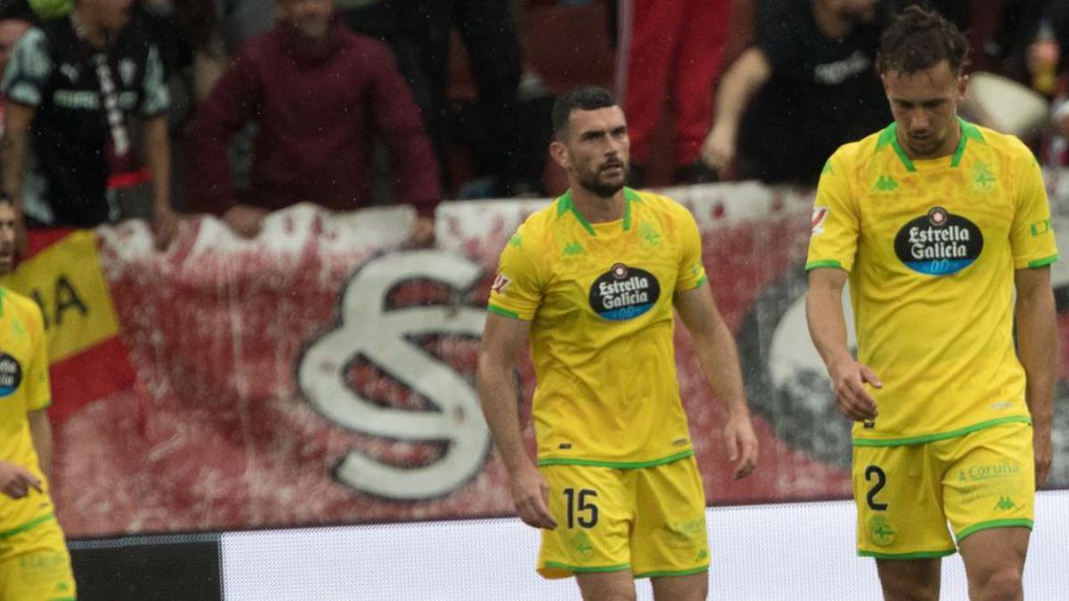 Pablo Vázquez, en el centro, en un lance del partido de Gijón. | LOF