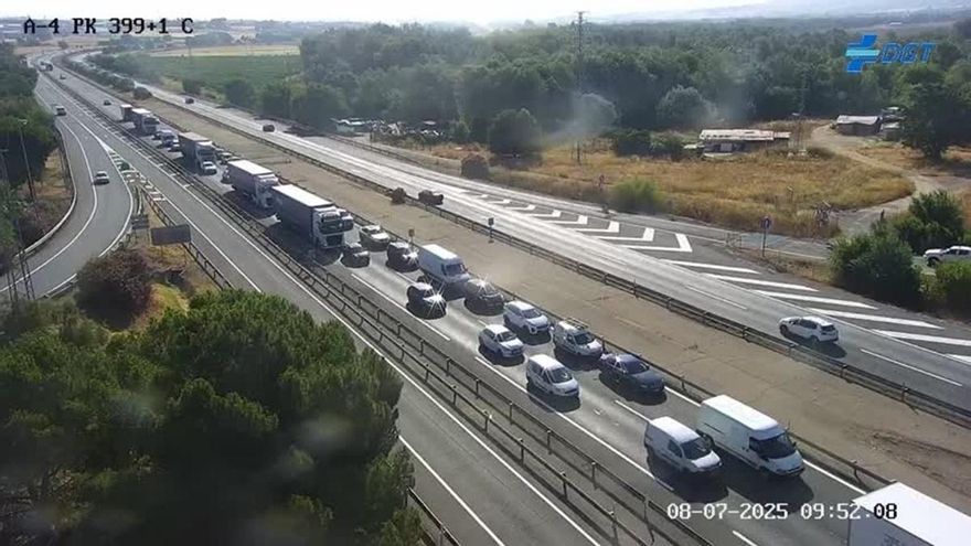 Un accidente entre dos camiones y un coche provoca importantes retenciones en la A-4 a su paso por Córdoba