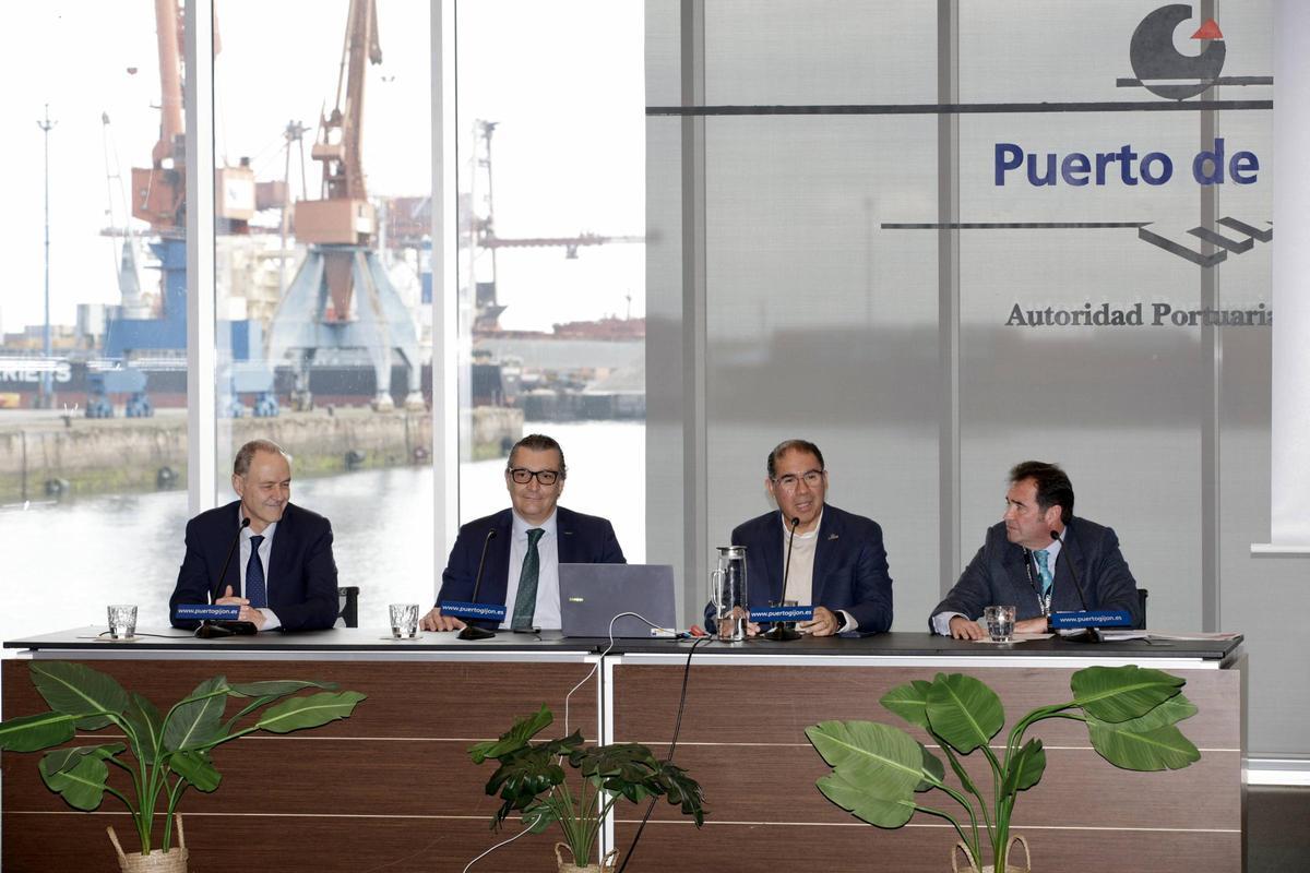 Por la izquierda, Alberto González, José Luis Barettino, Adrián Maynes y Sabino Suárez, en la mesa redonda la que participaron ayer en El Musel.