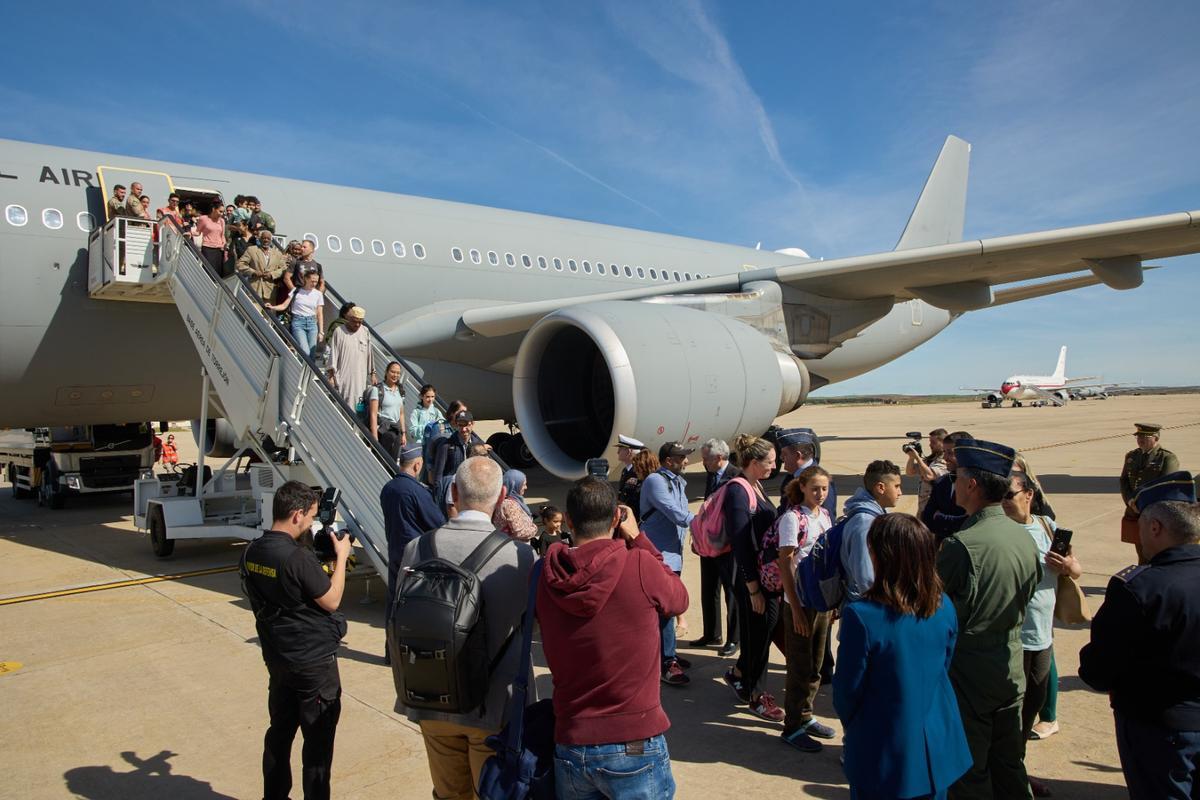 La evacuación de los españoles residentes en Sudán, en imágenes