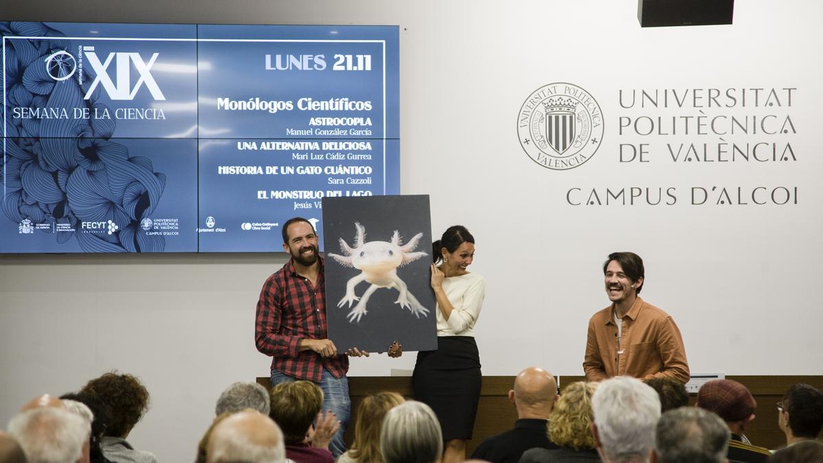 Un momento de la actuación de Jesús este lunes, con Manuel y Sara ejerciendo de improvisados azafatos.