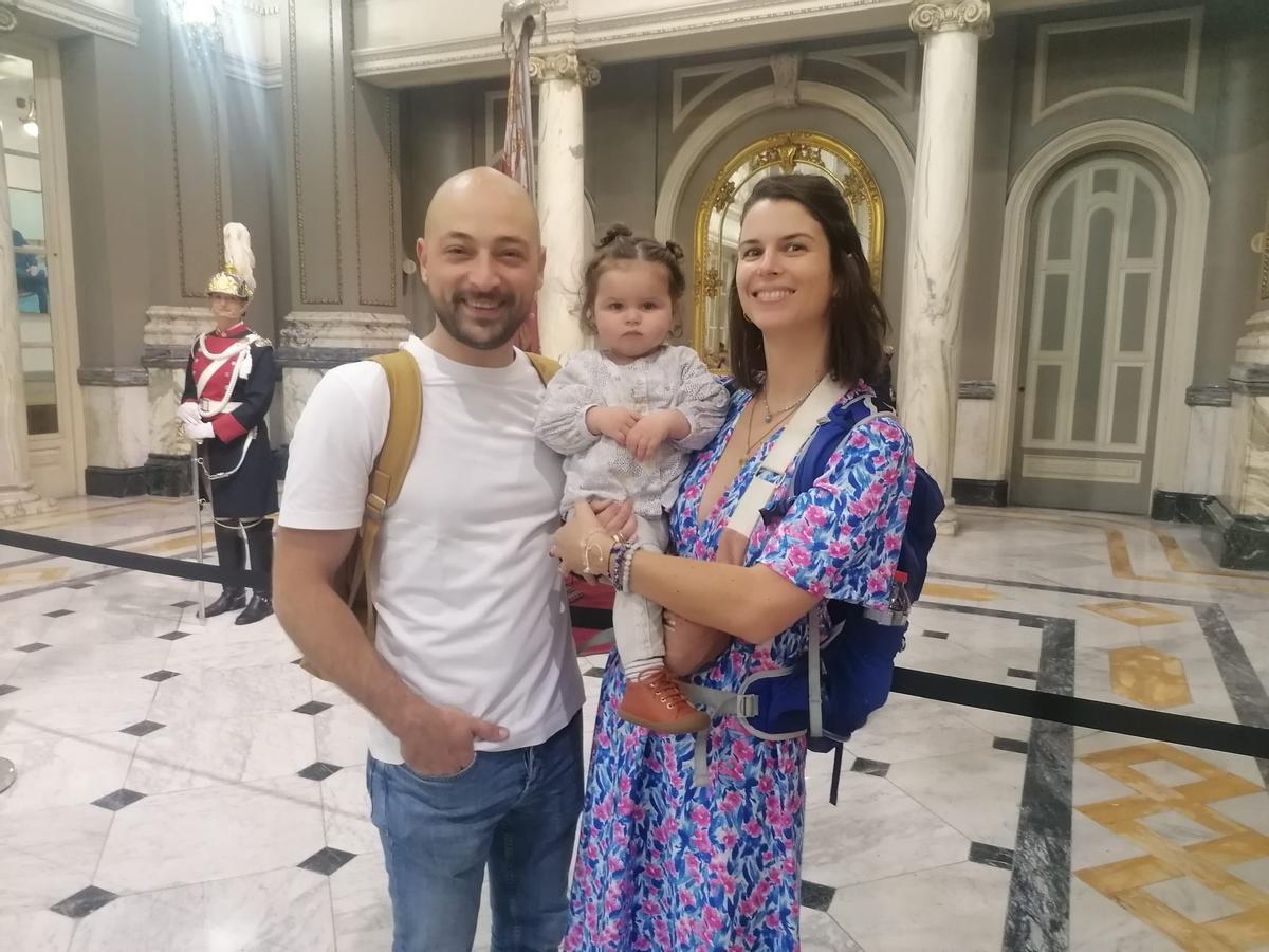 Enrique González, Elen y la pequeña Margot, una familia belga posan junto a la bandera
