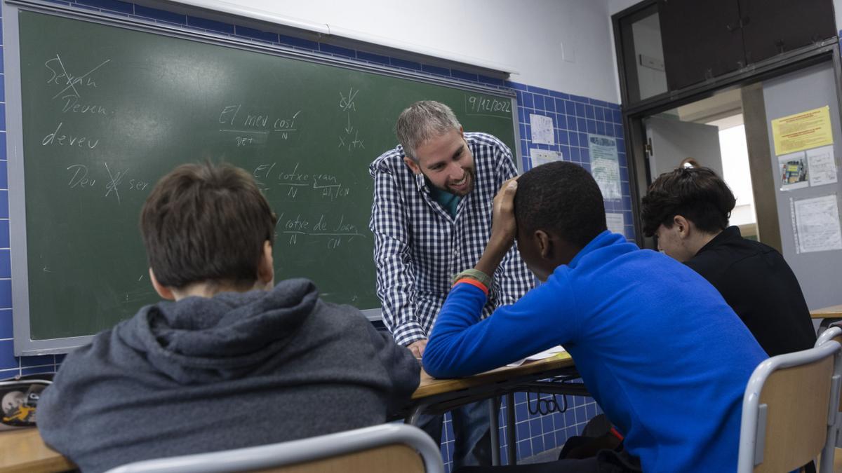 Imatge d’arxiu d’un professor de Valencià en un institut públic