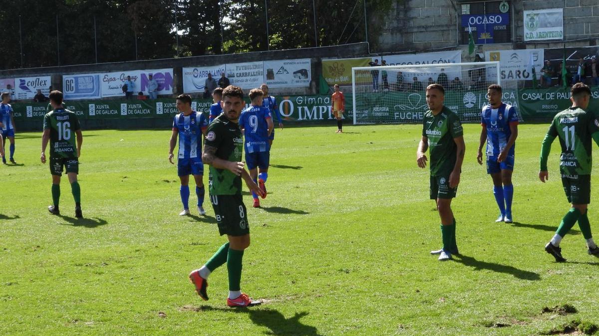 El CD Arenteiro y el Real Avilés, ayer, enfrentándose en el Municipal de Espiñedo. |  // FERNANDO CASANOVA