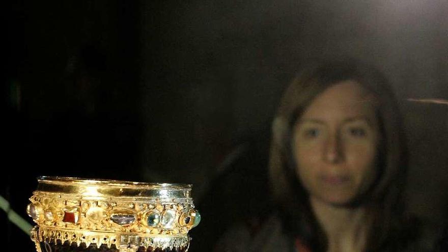 Una mujer observa el cáliz de Doña Urraca en el Museo de San Isidoro, León.
