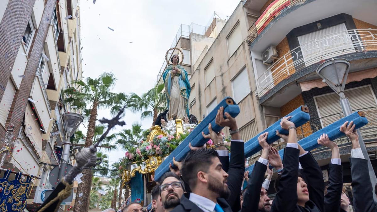 El momento del Encuentro de la imagen de La Purísima en la procesión de Domingo de Resurrección de 2024