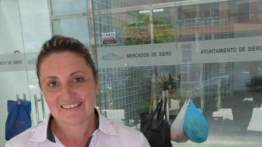 Charo Peón, en el mercado, con una caja de guindas.