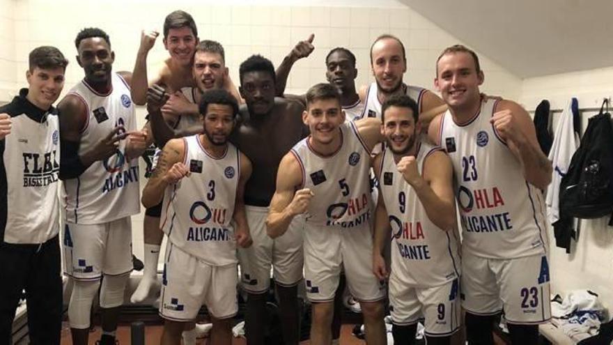 Los jugadores del HLA celebran su clasificación para la Copa en el vestuario tras ganar al Almansa.