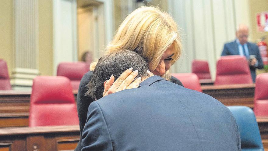 La consejera de Sanidad, Esther Monzón, abraza a su consejero del Gobierno Mariano Zapata.