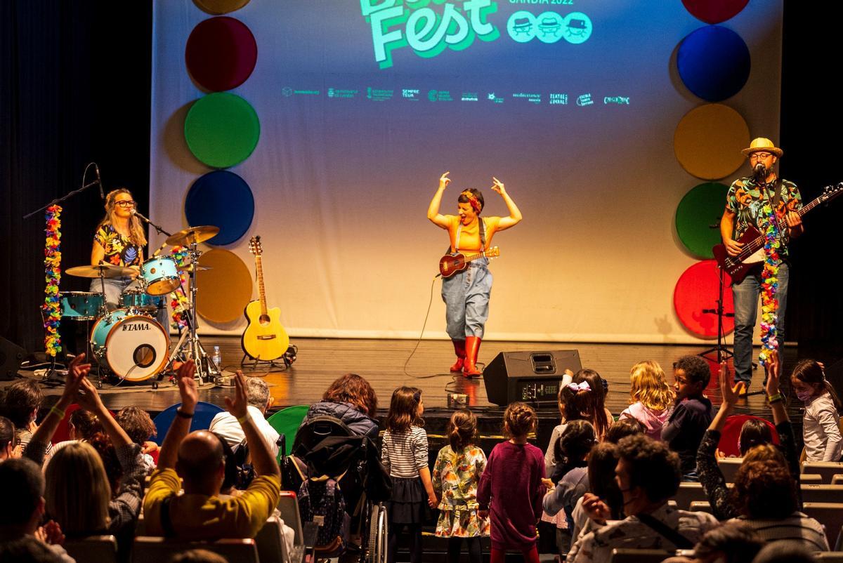 Una de las actuaciones en el Teatre del Raval de Gandia