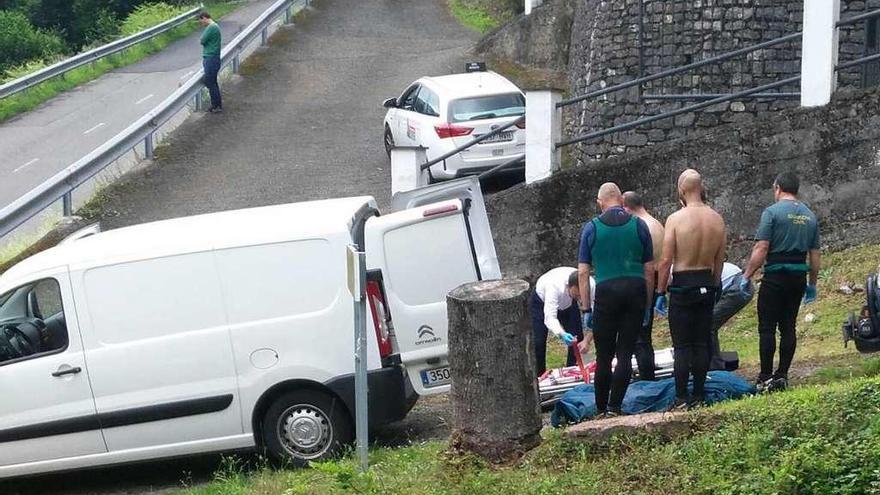 Los agentes de la Guardia Civil en Las Xanas (Santo Adriano) tras recuperar el cadáver.