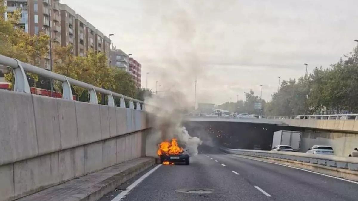 Imagen de archivo del incendio de un vehículo en la avenida Hermanos Machado de València.