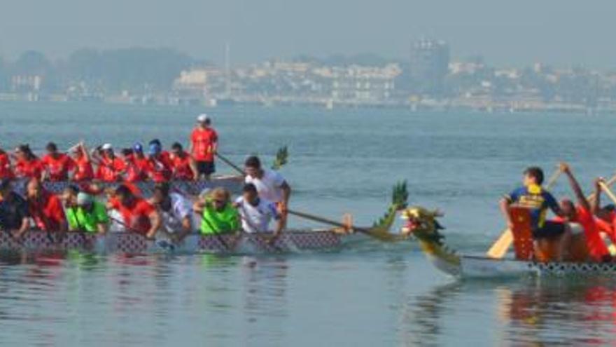 Imagen de embarcaciones dagron boat entrenando en Torrevieja