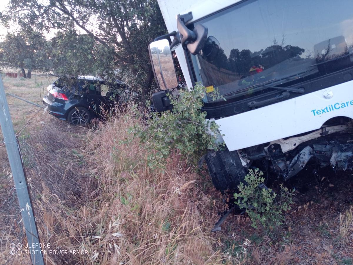 Imagen del camión y del coche tras el accidente en Villanueva de Córdoba. Un joven de 23 años fue derivado al hospital de Pozoblanco.
