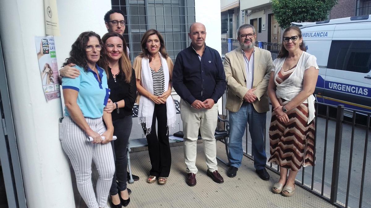 María Jesús Botella y David Ruiz, en el centro, con profesionales del centro de salud de Rute.