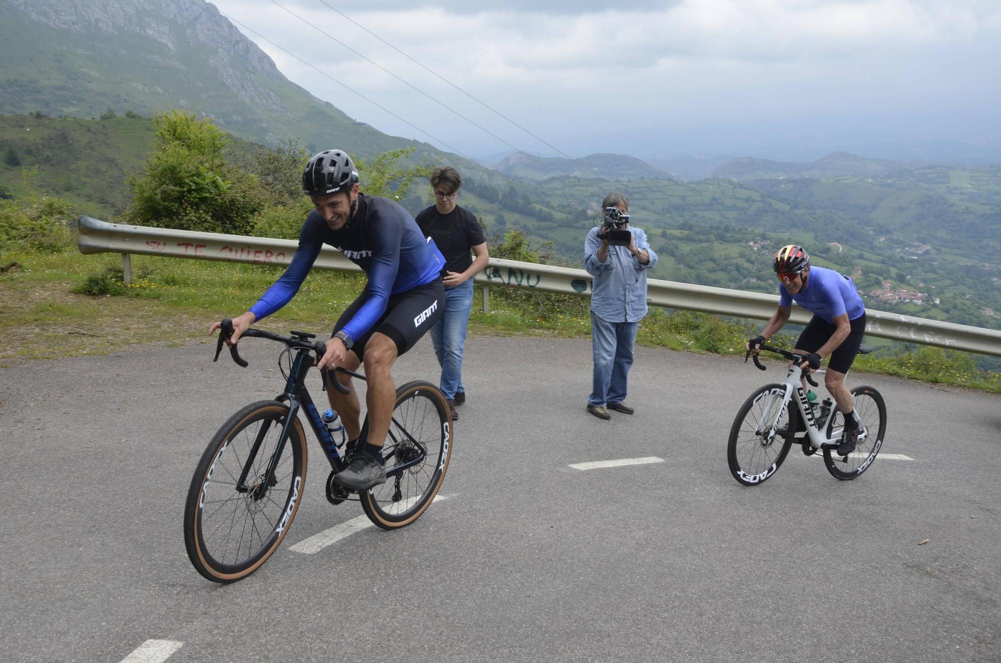 En imágenes: El seleccionador argentino Lionel Scaloni y Pedro Delgado suben al Angliru