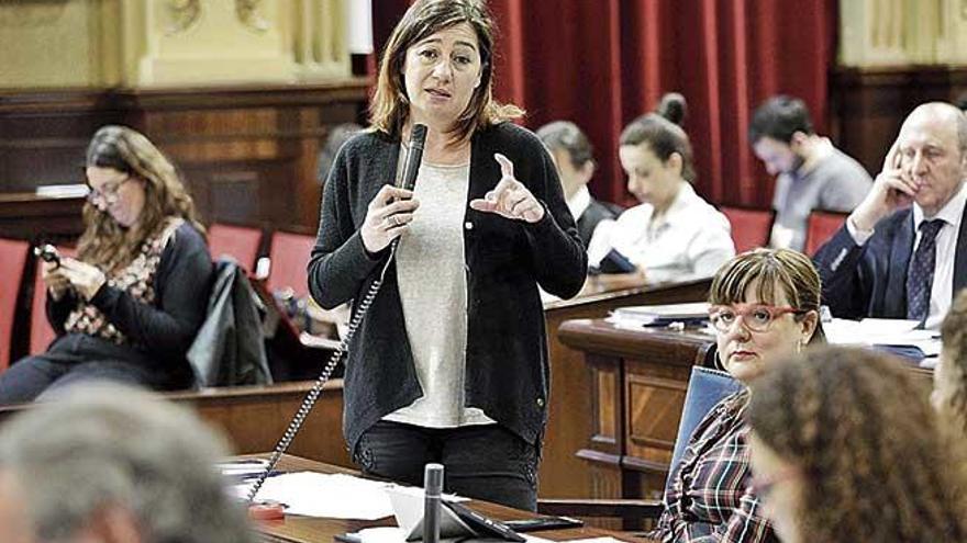 Francina Armengol, este martes en el pleno del Parlament.