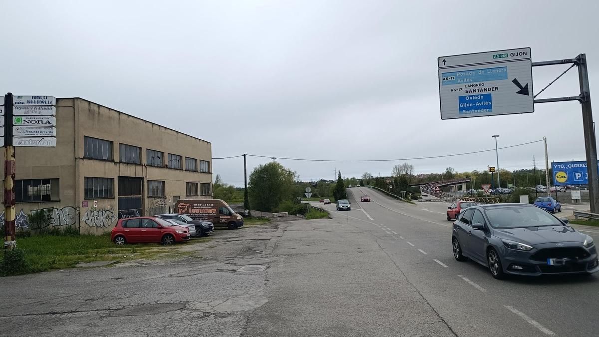 A la izquierda, la parcela donde se construirá el nuevo Mercadona de Lugones, en Siero, con una nave que desaparece para dar paso al nuevo súper.