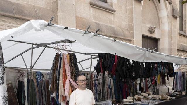 Jordi Elias, davant la seva parada a Sabadell. | CARLOS MARLASCA