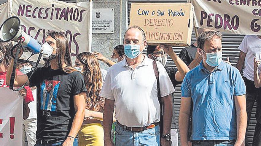Millana (en el centro), en la protesta del domingo a la que oficialmente no acudió el grupo municipal, pero sí la Ejecutiva.