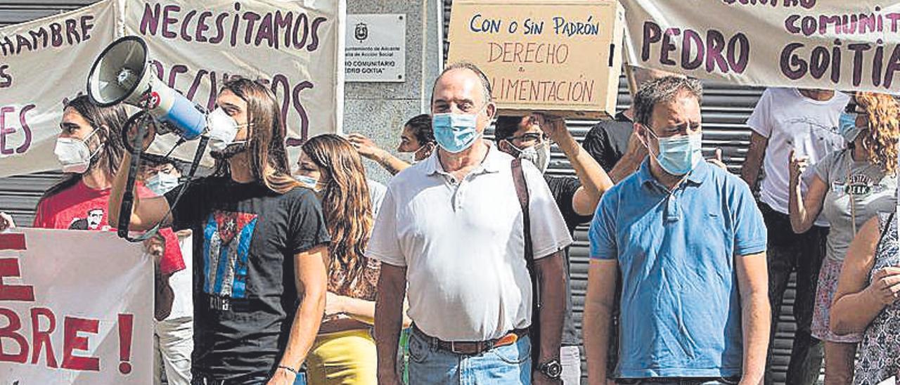 Millana (en el centro), en la protesta del domingo a la que oficialmente no acudió el grupo municipal, pero sí la Ejecutiva.