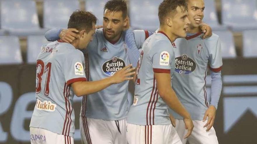 Brais Méndez, junto a Drazic, Eckert y Molina, celebrando su gol en Balaídos. // R. Grobas