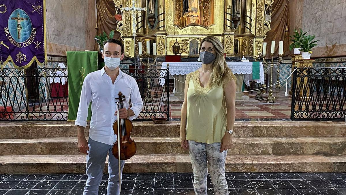 El violinista Linus Roth junto a la concejala Dessiré Ruiz en la iglesia de Sant Domingo. | TONI ESCANDELL