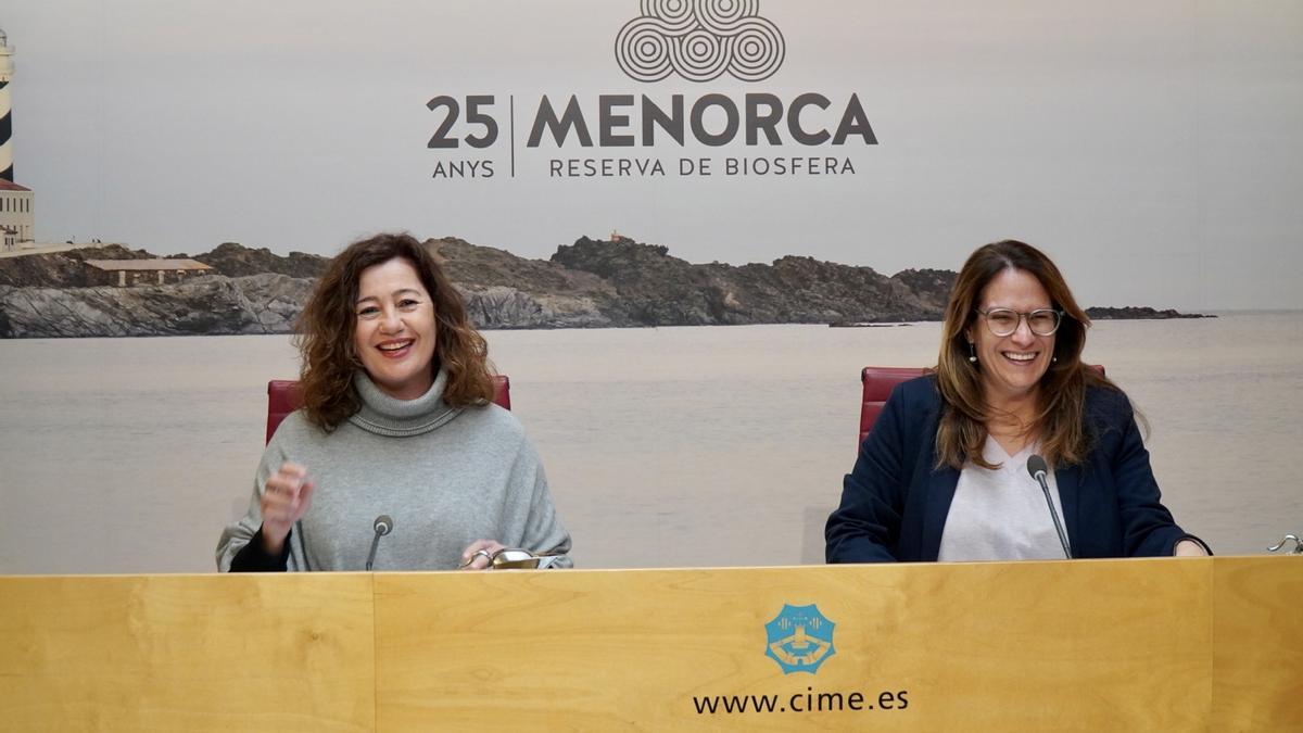 Francina Armengol y la presidenta del Consell de Menorca, Susana Mora, tras el Consell de Govern.