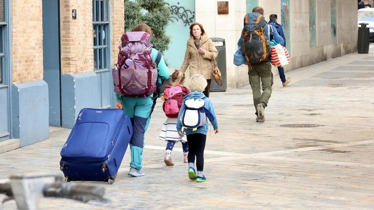 Turistas recorriendo el centro de la ciudad de Murcia el pasado mes de marzo.